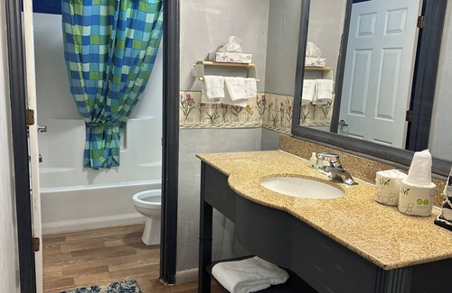Westlake Corner Hotel | Lakeinn
