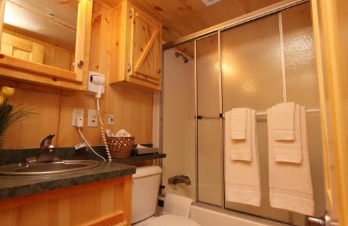 Milton Resort | Lakeland RV Campground Deluxe Loft Cabin 11