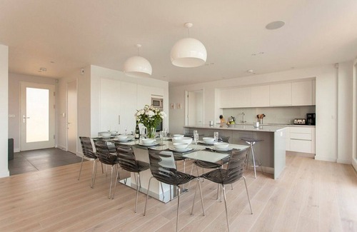 Lechlade House | Lakes by Yoo holiday house rental with shared indoor pool, internet access