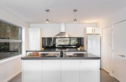 Frankton House | Lakes Views on De La Mare Place, 3 BDR, Free Wi-Fi