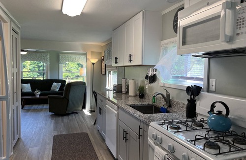 Maryland House | Lakeshore Lodge - Kayaks, deck, updated decor, near both parks