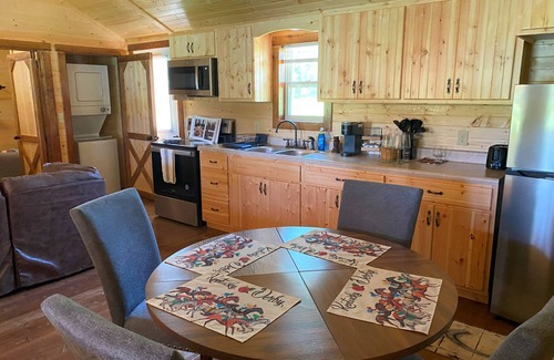 La Grange Cabin | Lakeside 2Bedroom Cabin on a Thoroughbred Racehorse Farm in Louisville Kentucky.