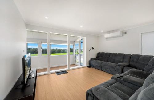 Koonawarra Apartment | Lakeside 3 Bedrooms House