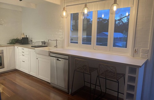 Coomba Park House | Lakeside Boathouse - Stylish 2 bedroom 2 bathroom Lakeside Cottage sleeps 6