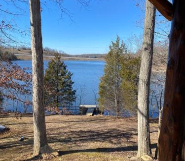 Corinth Ski Chalet | Lakeside Cabin Hot tub close to Ark Encounter