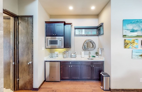 Spicewood Cabin | Lakeside cabin with WFH desk, outdoor kitchen & outdoor shower