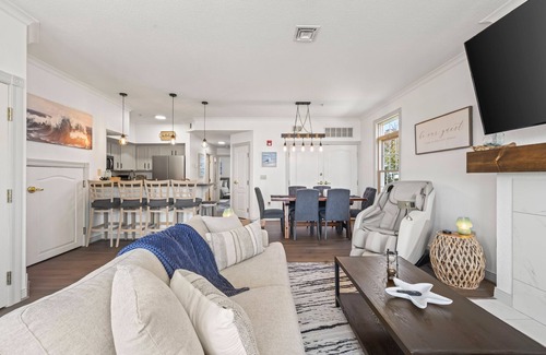 Sheboygan Condo | Lakeside Condo - 2BR, Lake Michigan Views & Massage Chair