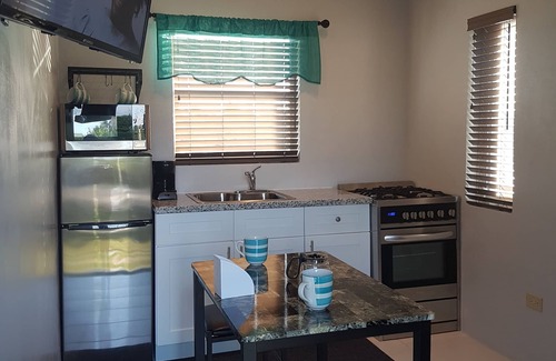 Coral Harbour Cottage | Lakeside Cottage by Nature (Near ALBANY & Airport)