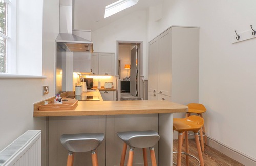 Macclesfield Cottage | LAKESIDE COTTAGE, family friendly, with a garden in Macclesfield