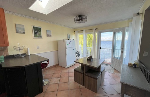 Victoria Harbour Cottage | Lakeside Escape: Cozy Family Cottage Retreat
