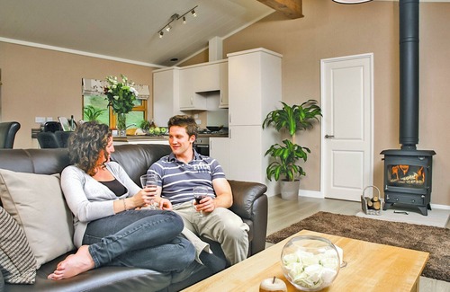 Westcott Ski Chalet | Lakeside Escape Lodge Pet - A