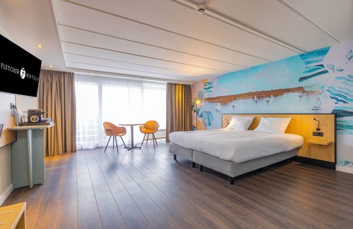Oud-Loosdrecht Hotel | Lakeside Escape with Marina Access, Nature Paths and Fresh Local Cuisine