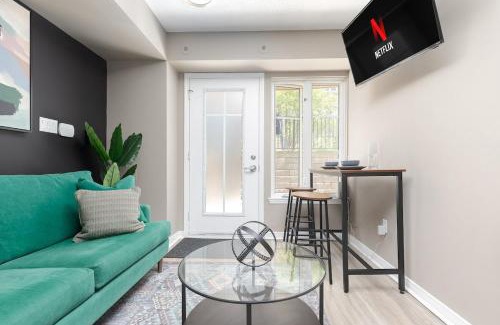 King West Village House | Lakeside Haven - Cozy Townhome in Liberty Village