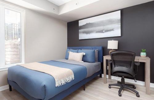 King West Village House | Lakeside Haven - Cozy Townhome in Liberty Village