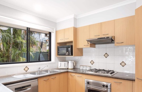 Oak Flats House | Lakeside Haven Summar