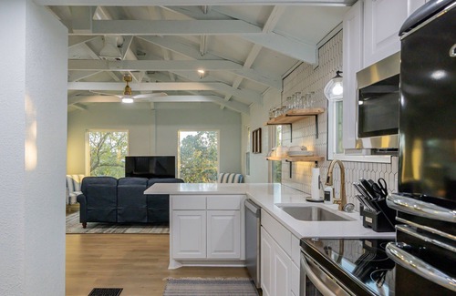 Bowie House | Lakeside Hideaway with amazing views