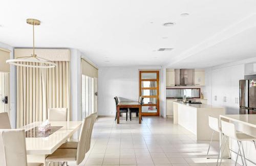 Manor Lakes House | Lakeside House in Manor Lakes