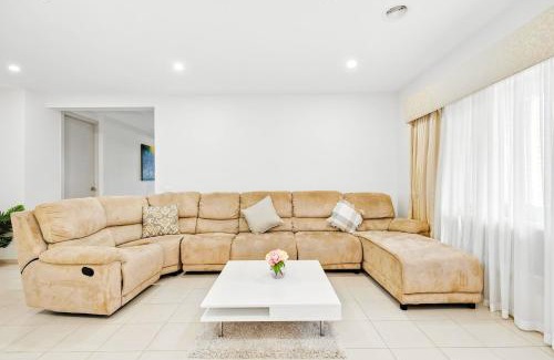 Manor Lakes House | Lakeside House in Manor Lakes