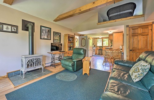 Iola Cottage | Lakeside Iola Hideaway: Stunning Nature Views