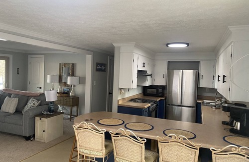 Moneta House | Lakeside lookout!The perfect place to vacation with the family to boat or relax!