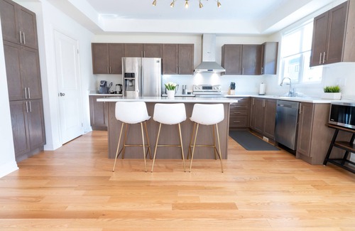 Clarington House | Lakeside Modern House 4BR - Steps to the lake