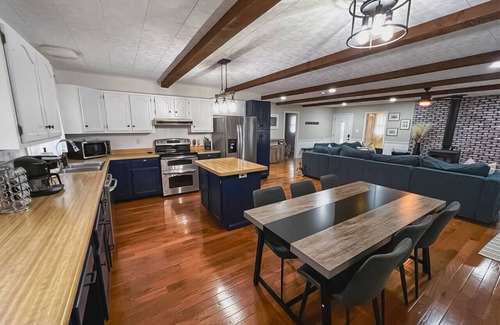 Cynthiana House | ~Lakeside Oasis~ Waterfront w/HotTub, Sauna & Dock