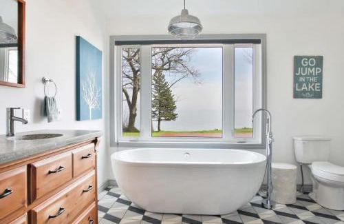 Wellington House | Lakeside PEC: Beautiful Waterfront & Patio