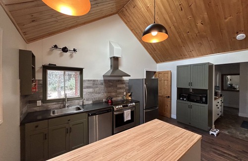 Queens Cottage | Lakeside retreat on Ponhook Lake