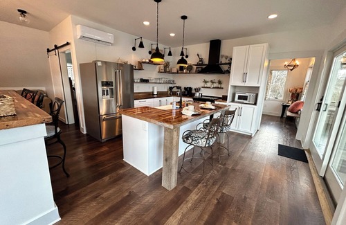 Goodview Cottage | Lakeside Retreat in Goodview with Dock, Hot Tub, and Views!