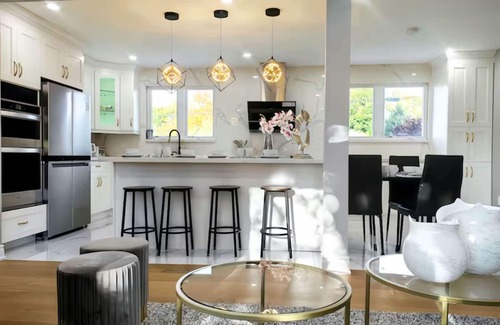 Ajax House | Lakeside Retreat | Modern Renovated House|9 Parkings| Large Backyard