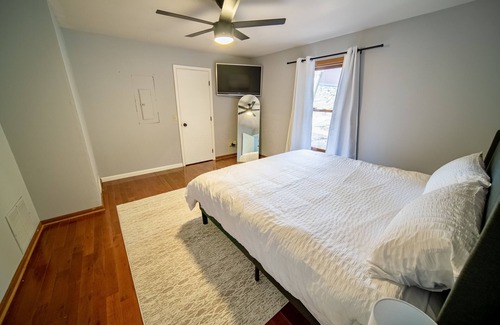 Faribault Cabin | Lakeside Retreat on 2 acres, Fire Pit, Large Deck, King Bed, Bunk Room, Modern