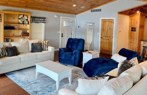Howe House | Lakeside Retreat on Pigeon Lake