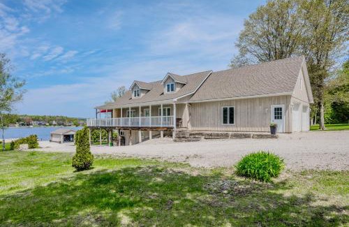 Lion's Head House | Lakeside Retreat With Hot Tub & Dock