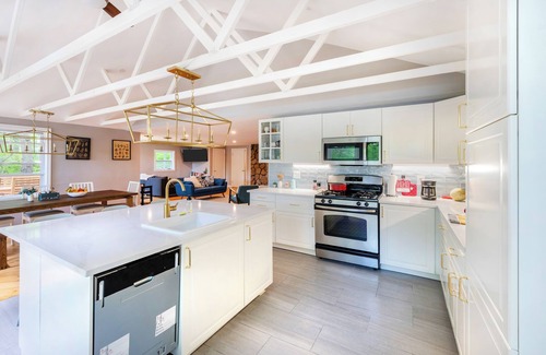Barrington House | Lakeside Serenity! 3BR/2B Lake Front Retreat with Stunning Views