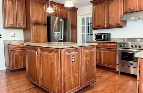 Bridgewater House | Lakeside/Sleeps20/HotTub/GameRoom/2Acres/Firepit