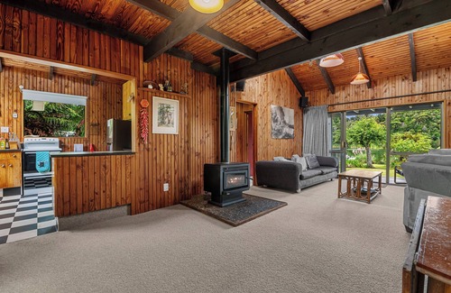 Okere Falls Cottage | Lakeside Villa - Lake Rotoiti Holiday Home