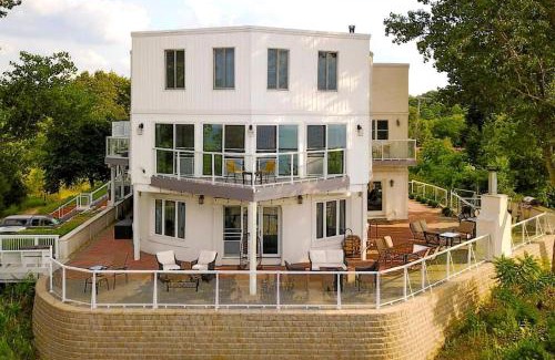 Miller Beach Villa | Lakeside Villa with a Hot Tub and Amazing Views on Lake Michigan, Indiana