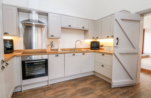 Macclesfield Cottage | LAKESIDE VILLAGE LODGES & THE POTTING SHED in Macclesfield
