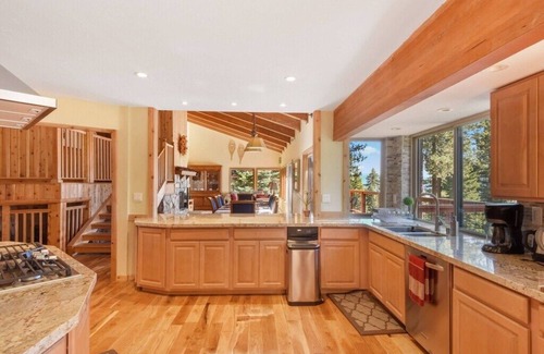 Kingswood Estates House | Lakeview, 4200sqft, SternPinball, EVcharger, fireplace, office+GameRm, Northstar