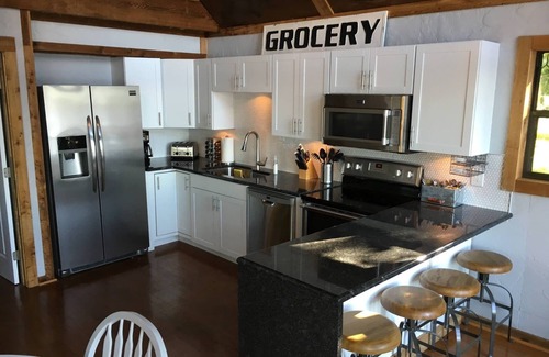 Scroggins House | 'Lakeview Canoe' Lakefront Cabin w/Private Dock & Boat Slip on Cypress Springs