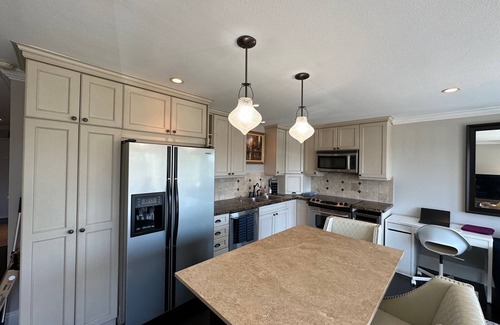 Moss Bay Condo | Lakeview condo steps to famous Lake Street, Kirkland