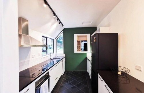 Sunshine Bay House | Lakeview Holiday Home Accommodate up to 6 people