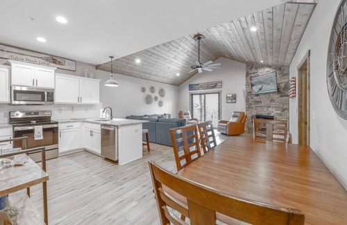 Indian Point Cabin | Lakeview Home with Private hot tub/lake access!