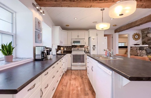 Bluewater Cottage | Lakeview Hot Tub! - Bedrock Beach House - Private Lake Access