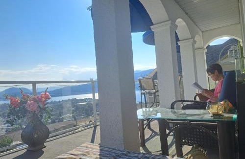 North End House | LakeView House with 4 rooms Kelowna near downtown & Knox Moutain