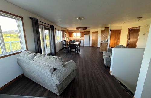 Mountain View House | Lakeview Lodge beside Payne Lake & close to Waterton Lakes National Parkn