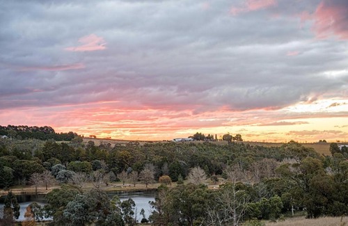 Canobolas Bed & Breakfast | Lakeview Luxury Retreat