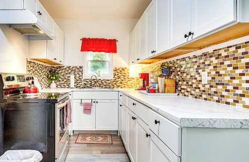 Lemon Springs House | Lakeview Vacation Rental - Walk to Crystal Lake!