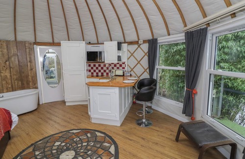 Beckford Cottage | LAKEVIEW YURT, pet friendly, character holiday cottage in Beckford