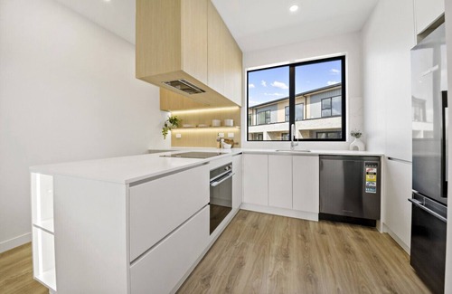 Takapuna Apartment | Lakewalk Retreat · Luxe 3BR Home near Lake & Beach